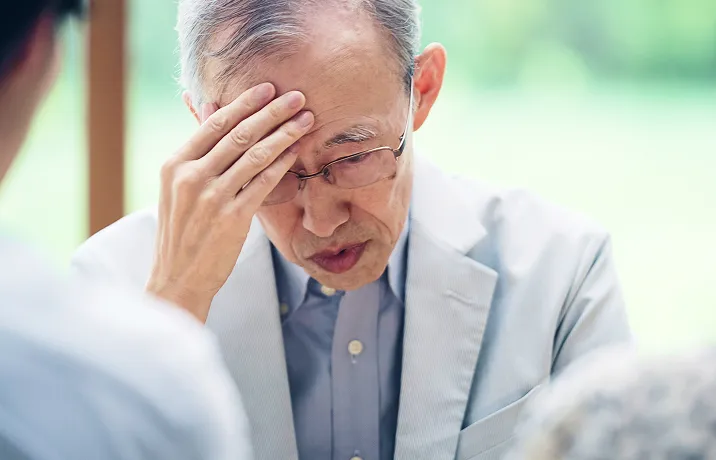 悩みを抱える高齢男性