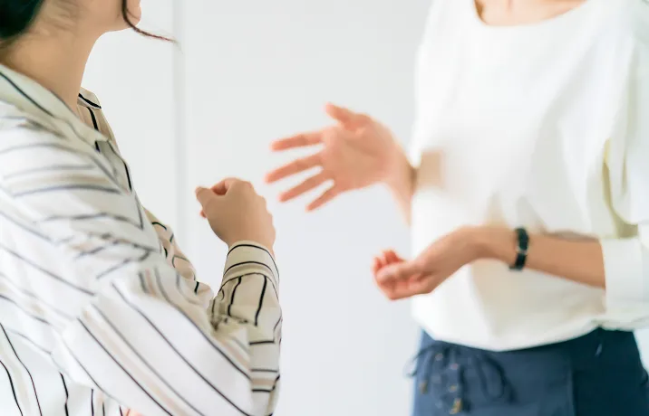 女性から相談を受ける様子