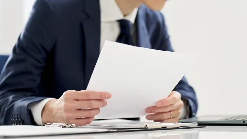 書類を確認する弁護士