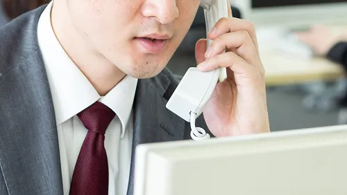 電話対応する弁護士