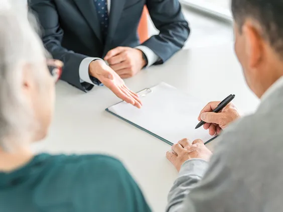 弁護士に相談する高齢夫婦